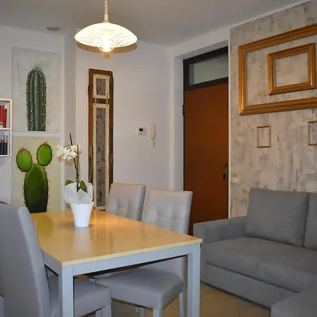 Red & Blu Luxury 8/private Parking Apartment